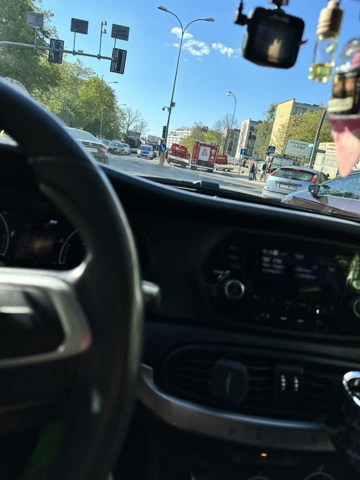 Białystok. Niebezpieczne zdarzenie drogowe na ulicy Antoniukowskiej. Skasowane BMW. W karambolu uczestniczyły cztery pojazdy