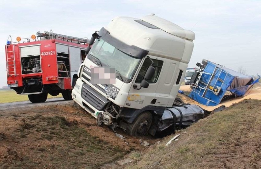 Tir zderzył się z osobówką. Jedna osoba ranna.