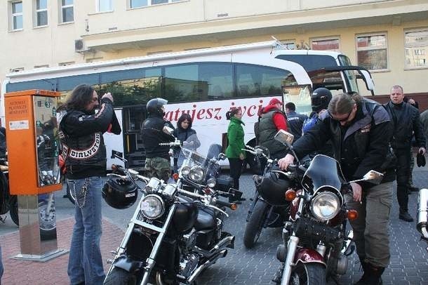 Podczas wystawy trwa akcja Moto Serce - motocykliści prowadzą zbiórkę krwi dla dzieci