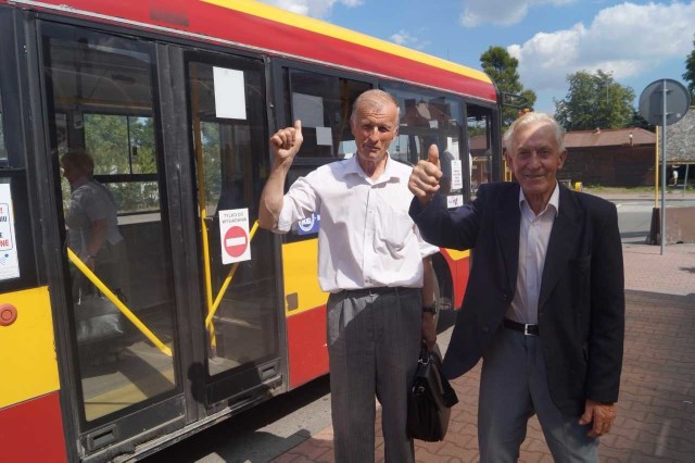 Zygmunt Cieślik z Osieka (po lewej) i Stefan Gałka z Kosmolowa (po prawej) bardzo się cieszą z planowanej obniżki. Do Olkusza przyjeżdżają regularnie i sporo wydają na bilety autobusowe