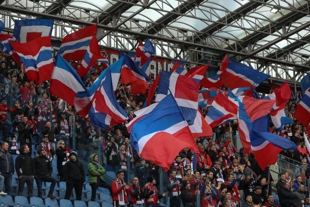 Kibice Wisły Kraków od lat stosują układ klubowych barw w kolejności niebieski, biały, czerwony. Widać to na ich flagach