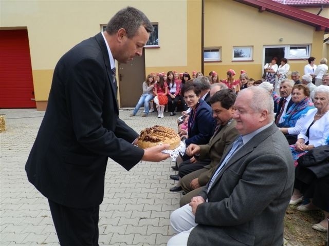 Tradycyjnie podczas dożynek wójt podzielił między...