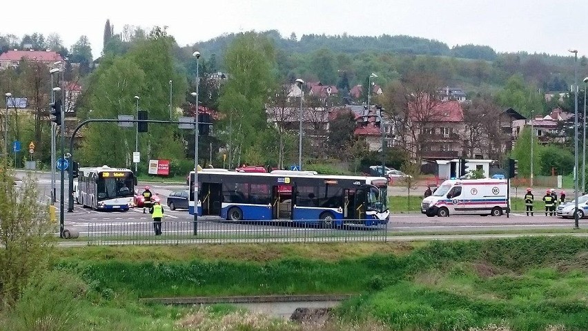 Kraków. Wypadek autobusu i ciężarówki