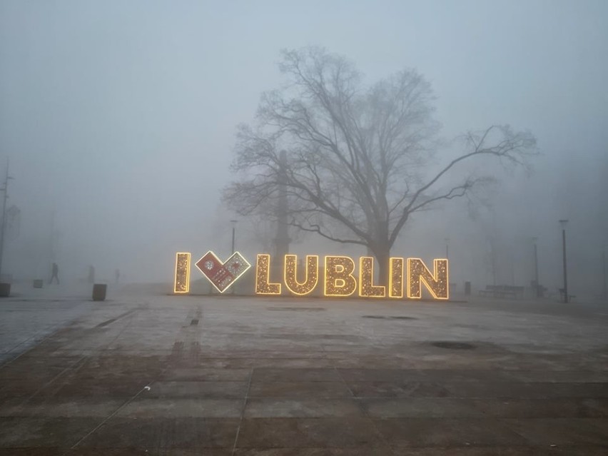 Bardzo gęsta mgła nad Lublinem. Widoczność na drogach jest mocno ograniczona