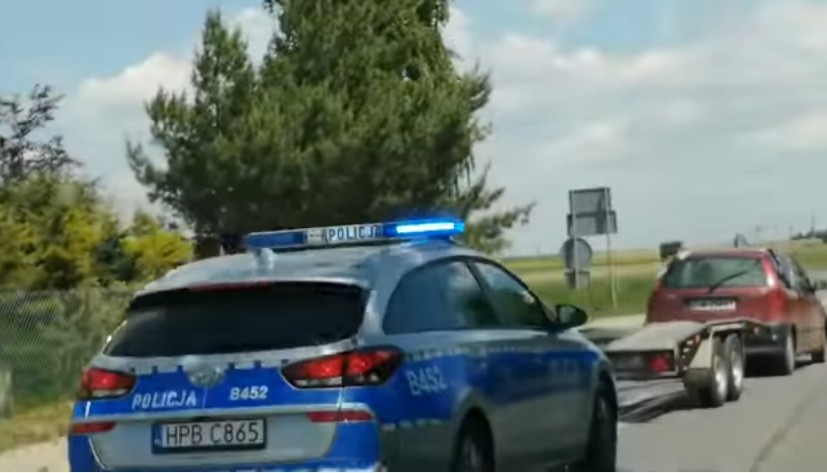 Policyjny pościg pod Wrocławiem. Fiat uciekał z kradzioną lawetą? [FILM]