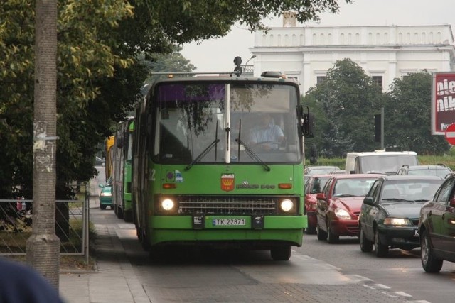 Nawet osoba dobrze widząca ma kłopot z wypatrzeniem numeru tego autobusu.