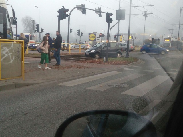 22 października rozpoczął się pechowo w Bydgoszczy. W mieście doszło do dwóch kolizji w efekcie których ruch tramwajowy został znacznie utrudniony. Później popsuł się jeszcze tramwaj linii nr 5. Na zdjęciu skrzyżowanie ulic Gdańskiej z Powstańców Warszawy, gdzie auto utknęło na torowisku.