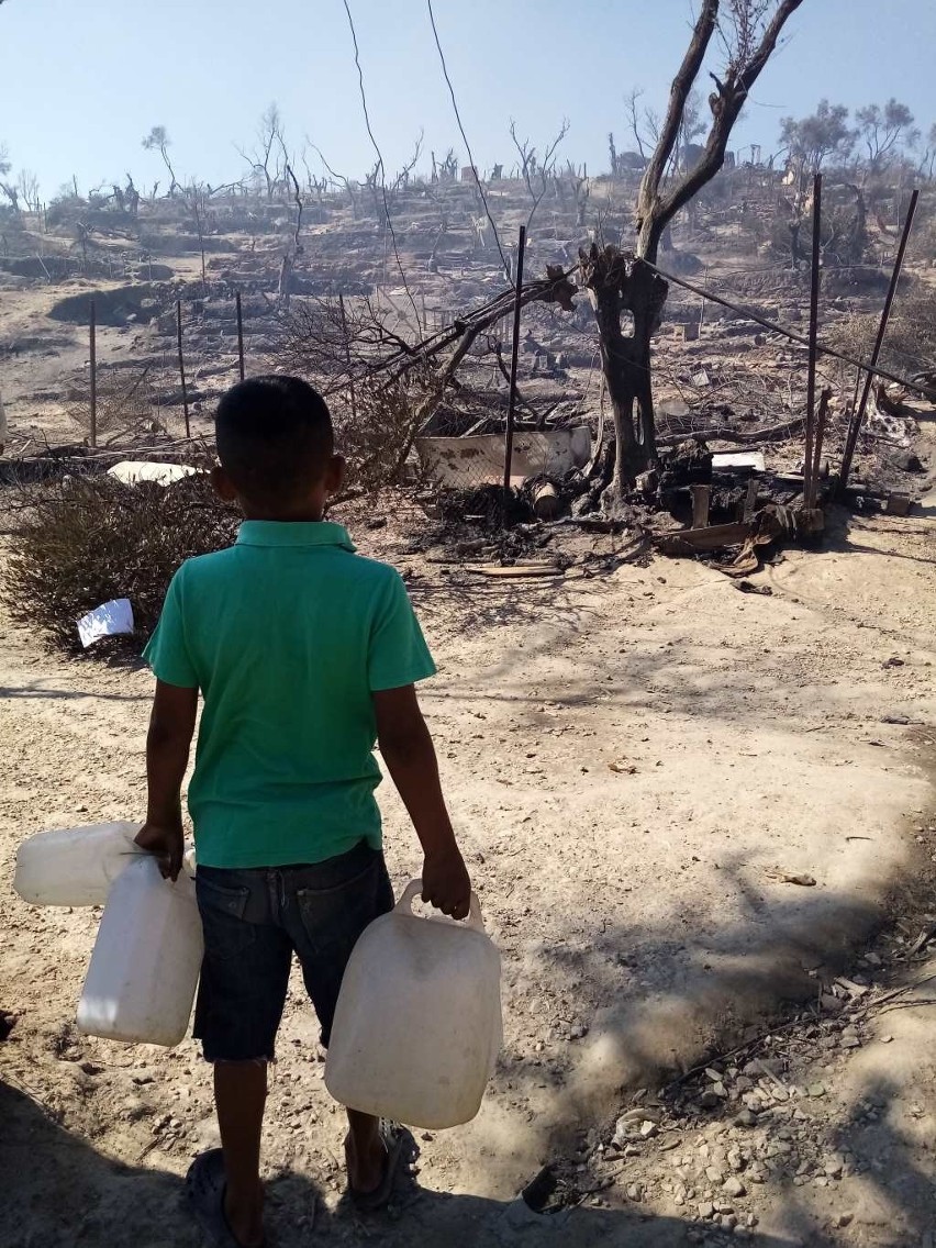 „Niech o nas nie zapomną” –  tragiczny koniec obozu dla uchodźców na Lesbos [ZDJĘCIA]