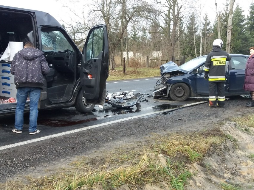 Wypadek na drodze krajowej koło Piotrkowa Trybunalskiego. Zderzenie dwóch samochodów FOTO