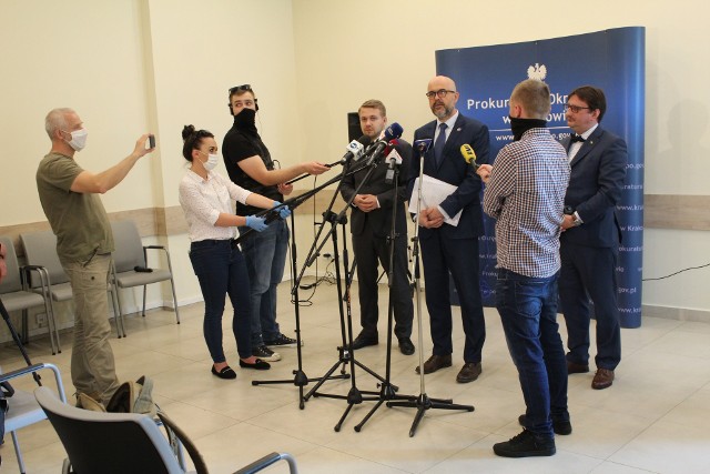 Konferencja w krakowskiej prokuraturze. Od lewej stoi Jacek Ozdoba z Ministerstwa Klimatu, prokurator Rafał Babiński i Paweł Ciećko, Główny Inspektor Ochrony Środowiska