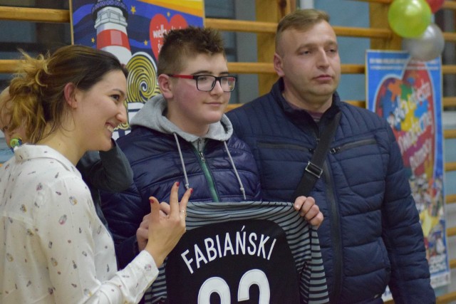 Koszulkę za astronomiczną kwotę 3 tysięcy, wylicytował biznesmen z Grabika, Piotr Chmielewski, który na licytację przyjechał z synem Łukaszem.