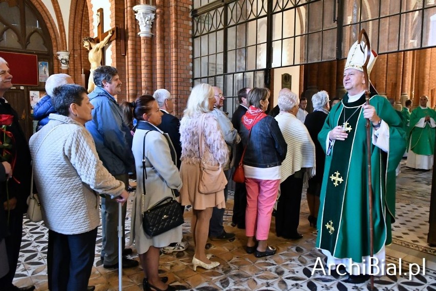 Ponad 60 par z Archidiecezji Białostockiej celebrowało rocznice ślubu. Uroczystościom przewodniczył abp Józef Guzdek [ZDJĘCIA]