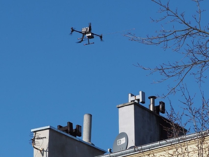 Ponad 40 tys. zł za palenie śmieciami! Dron nad kominami mieszkańców Łodzi. Zaczynają się pomiary jakości powietrza w naszym mieście