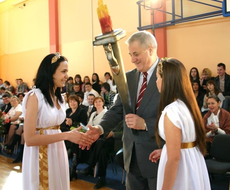 Na te chwile uczniowie Zespolu Szkól Ogólnoksztalcących i...