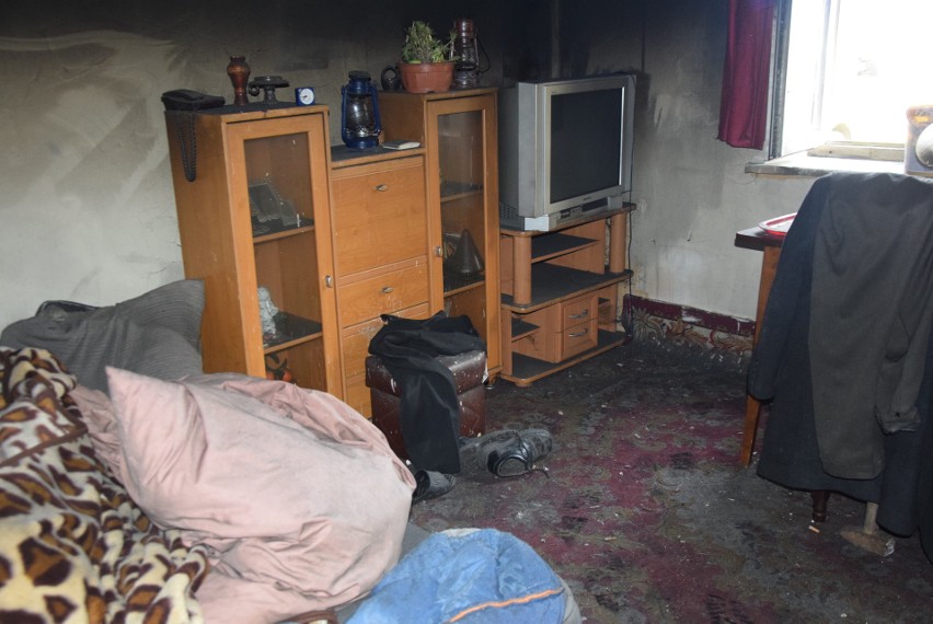 Pożar w Sieradzu w domu jednorodzinnym przy Zakładników. Zobacz zdjęcia z gaszenia pożaru