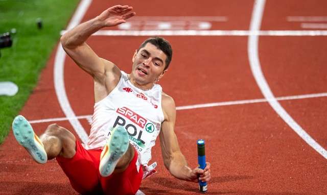 Dominik Kopeć (Agros Zamość) tuż za metą finałowego biegu na dystansie 4x100 m