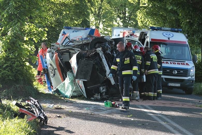 Tragiczny wypadek. Kierowca karetki został oskarżony przez prokuraturę o spowodowanie śmiertelnego wypadku. Zginął wtedy strażak [ZDJĘCIA]