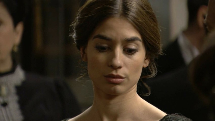 Pablo przyznaje się Leonor, że odwiedza Martina w więzieniu....