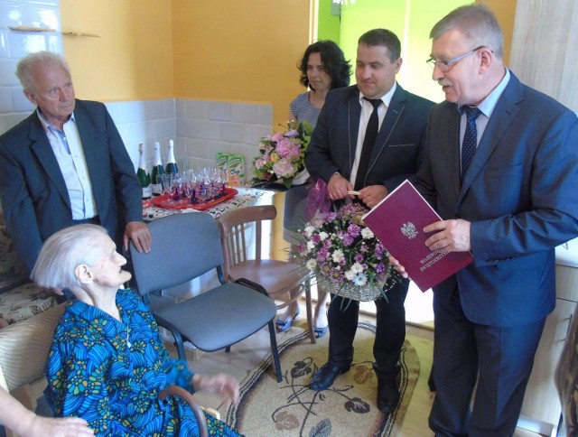 Stefanię Polak z Secemina odwiedził w dniu setnych urodzin wójt gminy Tadeusz Piekarski.