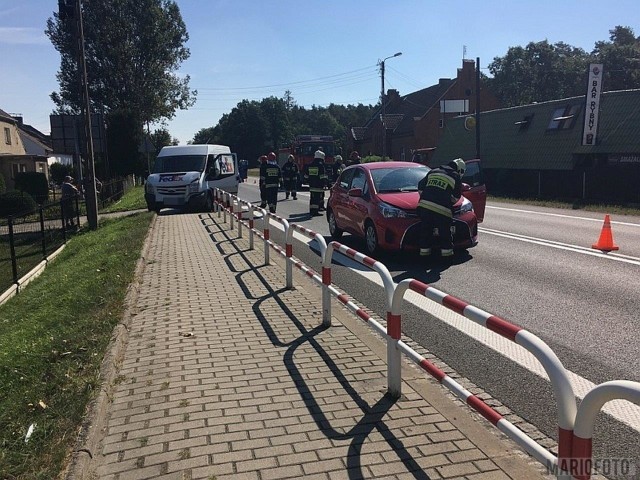 Trzy samochody zderzyły się na drodze krajowej 94 w Walidrogach. 38-letni kierowca renault najechał na tył forda prowadzonego przez 21-latka. Z kolei to auto, siłą odrzutu, wjechało w toyotę, którą prowadziła 39-letnia kobieta. Właśnie kierująca toyotą została ranna. Okoliczności wypadku wyjaśniają opolscy policjanci.