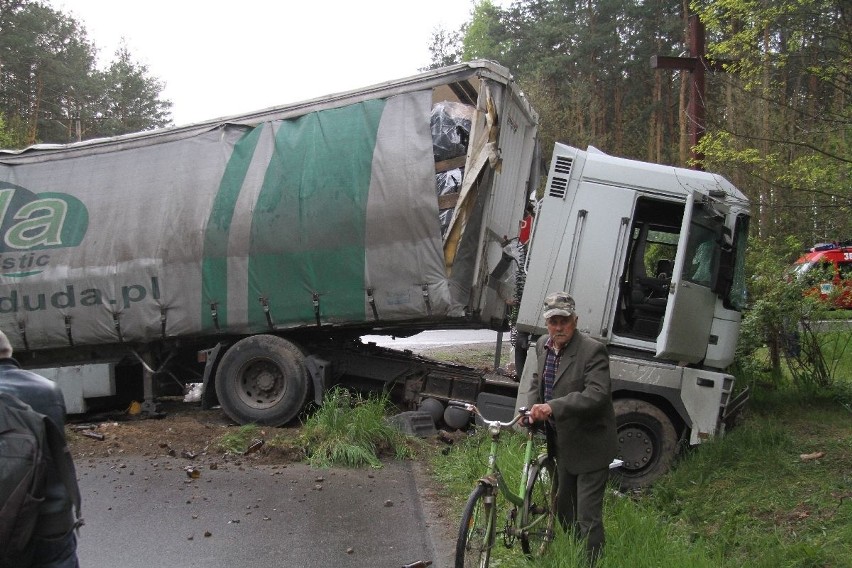 Wypadek na trasie Tarnobrzeg - Mielec. Zderzyły się trzy pojazdy 
