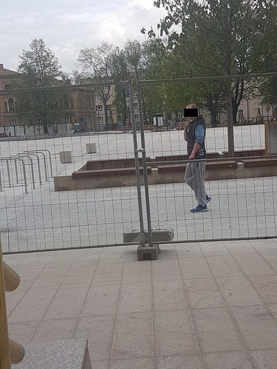 Samookaleczenie na pl. Litewskim. Mężczyzna trafił do szpitala