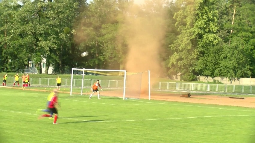 Trąba powietrzna na stadionie w Strzelcach Opolskich.