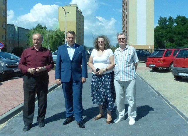 - Nowy parking przy ulicy Zakładowej był bardzo potrzebny - podkreślali Dorota Wieczorkiewicz i Tadeusz Zieliński. Na zdjęciu z radnym Włodzimierzem Orkiszem i prezydentem Markiem Materkiem.