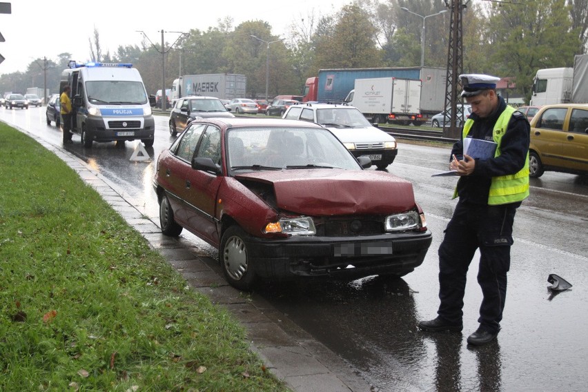 Karambol na Śmigłego-Rydza. Zderzyło się pięć samochodów [ZDJĘCIA+FILM]