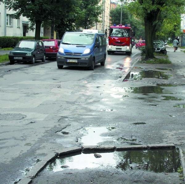 Nawierzchnia ulicy Chęcińskiej jest w opłakanym stanie. Parkujące samochody dodatkowo utrudniają przejazd.