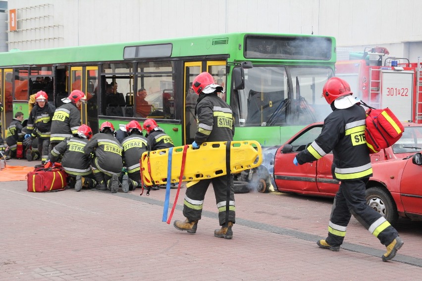 W pokazowej akcji ratowniczej uczestniczyli strażacy z...