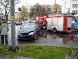 Radom. Wypadek na rogu ulic Struga i 25 Czerwca. Rozbite dwa samochody
