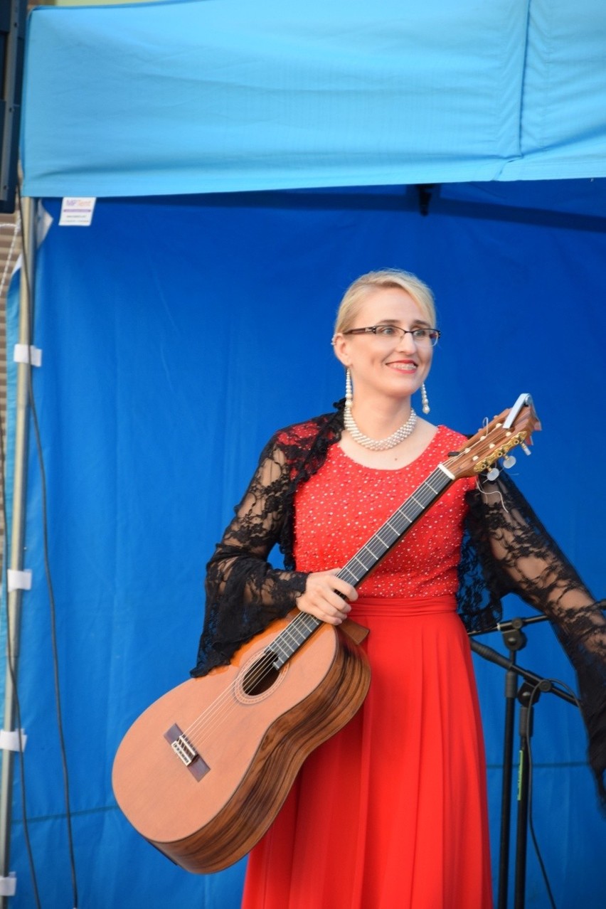 Finesis Trio na Rynku w Zabierzowie. Koncert przy fontannie [ZDJĘCIA]