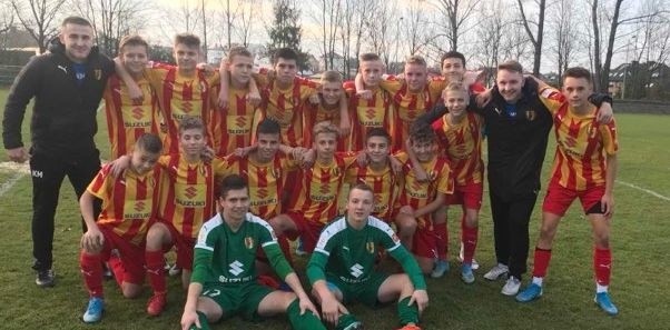 Piłkarze KKP Korona Kielce z trenerami po zwycięskim meczu z Sandecją Nowy Sącz.