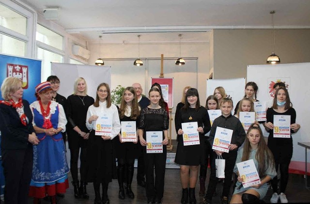 Grupowe zdjęcie laureatów 9. Wojewódzkiego Konkursu Krasomówczego w Inowrocławiu