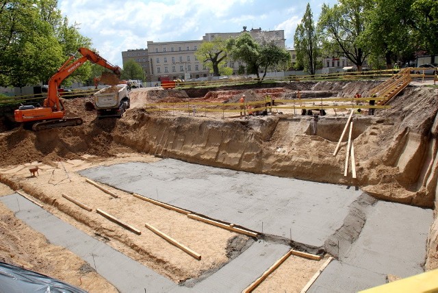 Prace przy fontannie. Główny zbiornik nowego zdroju będzie się znajdował na głębokości 5 metrów