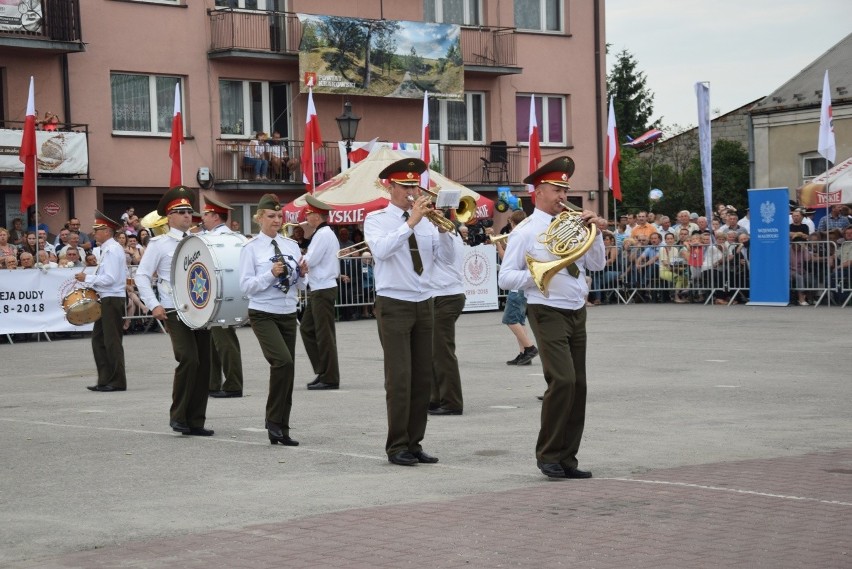 Parada i tańce instrumentalistów w Skale. Festiwal Orkiestr Wojskowych i Dętych