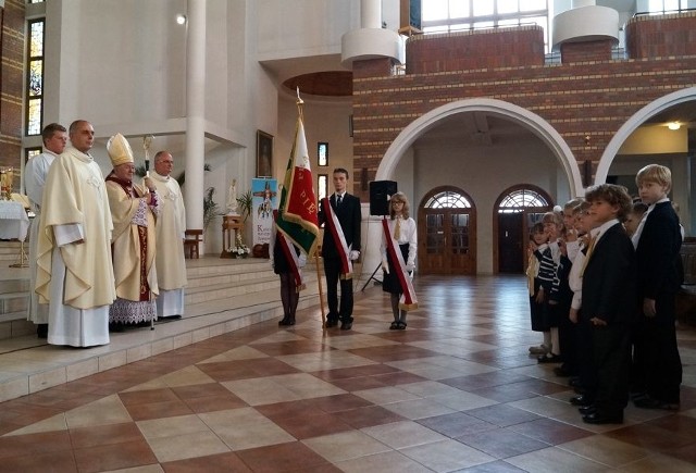 Moment składania ślubowania przez uczniów "Katolika"