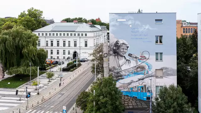 Mural Marii Koterbskiej można podziwiać na ul. Teatralnej.