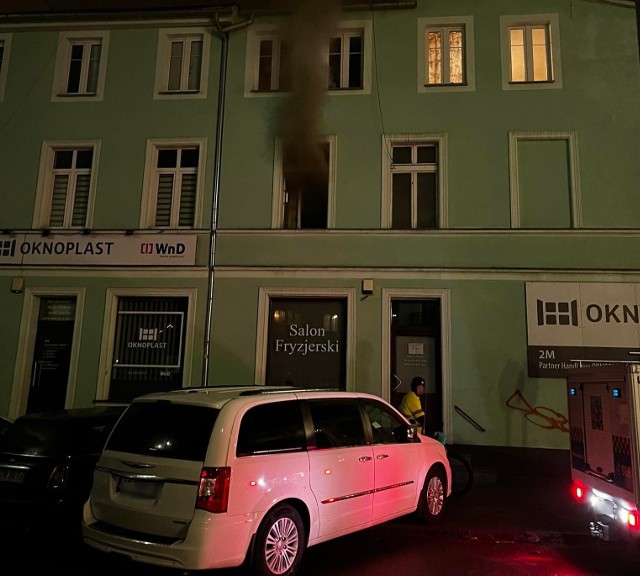 W Toruniu 6 grudnia krótko przed godz. 17 w kamienicy przy ul. Mickiewicza doszło do pożaru pralki. Lokatorzy opuścili budynek przed przybyciem strażaków. W akcji gaśniczej zaangażowanych było pięć zastępów straży pożarnej.