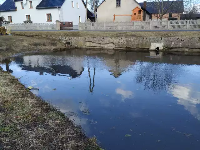 Przy każdym większym deszczu Joachim Ligendza ze Sternalic z niepokojem patrzy na drogę, czy zbierająca się woda nie zaleje jego gospodarstwa. Władze przerzucają się odpowiedzialnością.