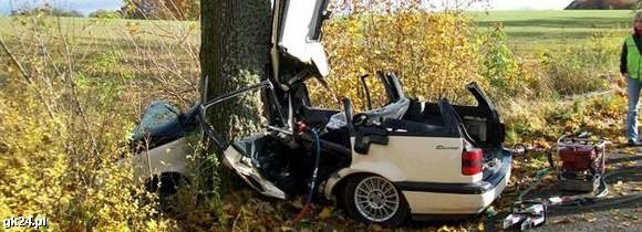 Samochód volkswagen passat wypadł z drogi i uderzył w drzewo. Kierowca passata zginął na miejscu.