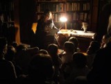 Wieczorne czytanie dla dzieci w bibliotece w Słupsku
