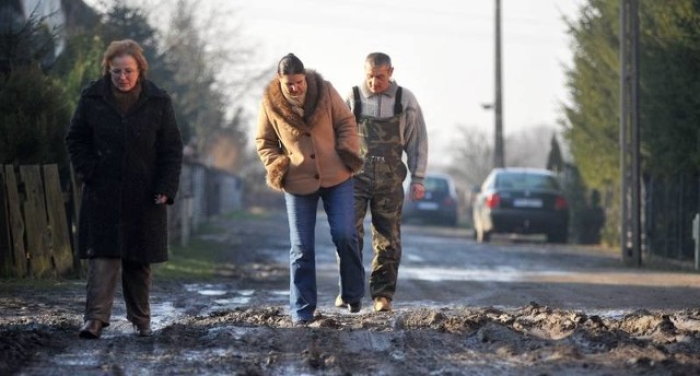 Ziemię, która im przeszkadzała, zepchnęli wprost na naszą uliczkę i stąd to błoto - mówią Grażyna Banaszkiewicz, Jolanta Kowalewska i Andrzej Giewiner z ul. Grabowej