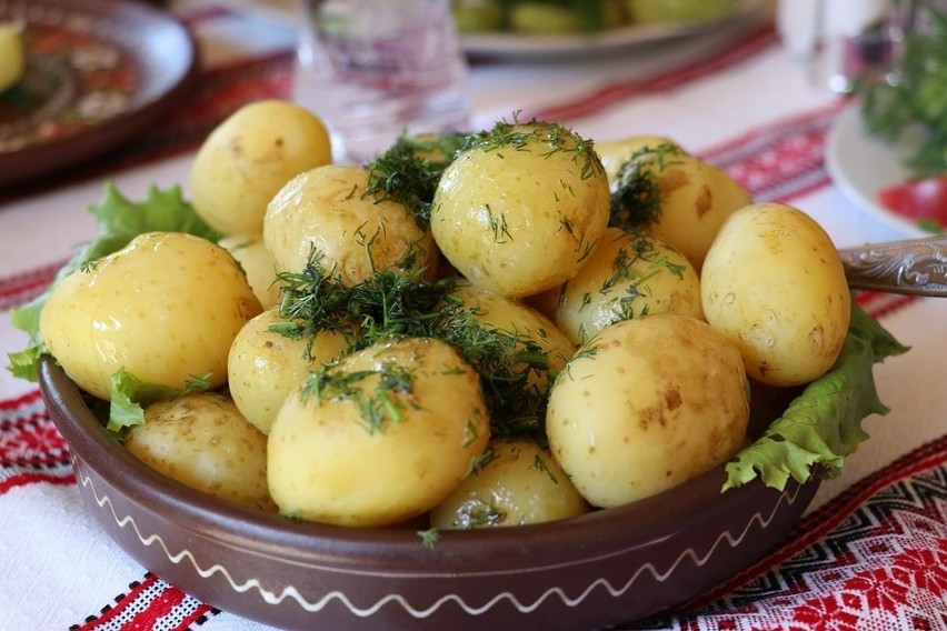 Młode ziemniaki z koperkiem to połączenie idealne, które...