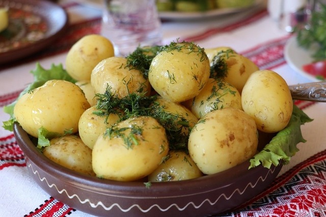 Młode ziemniaki z koperkiem to połączenie idealne, które króluje na wielu polskich stołach w okresie wiosenno-letnim. Koperek ma jednak bardzo wiele właściwości, które sprawiają, ze powinniśmy go dodawać częściej do potraw. Oto dlaczego warto jeść koperek. Zobaczcie na kolejnych zdjęciach >>> 