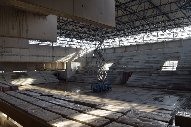 Suwalska zima nieco spowolniła tempo prac przy realizacji hali Suwałki Arena. Mimo to, codziennie na placu budowy jest ok 70 pracowników.  Pod względem finansowym inwestycja jest zaawansowana w niemal 30%, a budynek jest gotowy w tzw. stanie surowym.