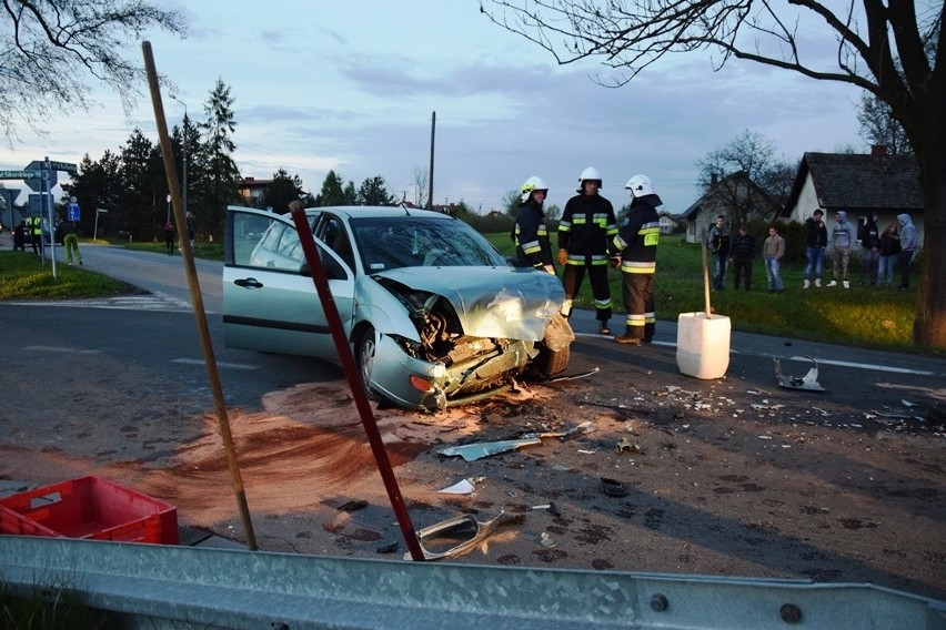 Sześć osób rannych w czołowym zderzeniu w Zabrzegu. Droga...