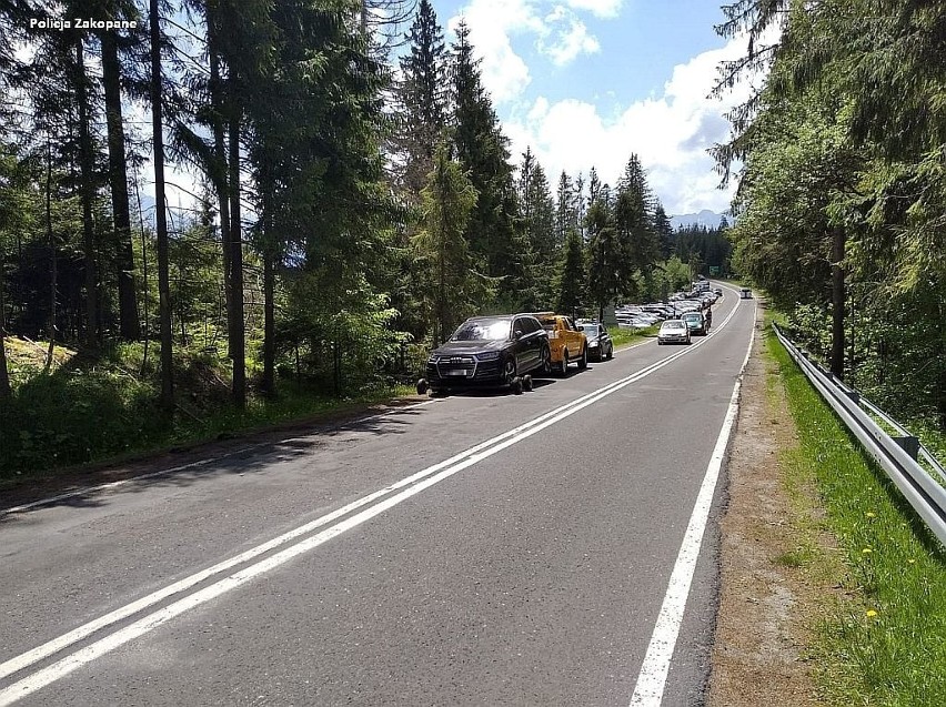 Zakopane. Uwaga turyści! Policja znów odholowuje auta z okolic drogi do Morskiego Oka