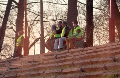 Krzesełka zamontowane na starej trybunie stadionu Odry Opole  służą tylko porządkowym podczas meczów piłkarskich.